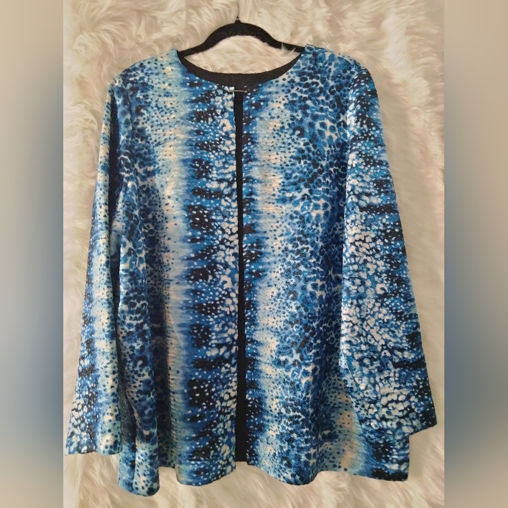 💙Twice the Style, One Fabulous Layer🖤Catherines Reversible Crinkle Cover-Up🤍